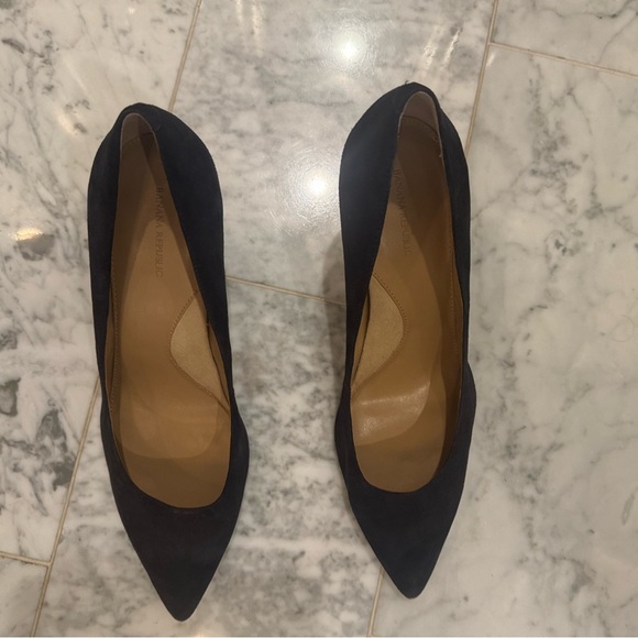 Banana Republic Navy Heels - Picture 1 of 3